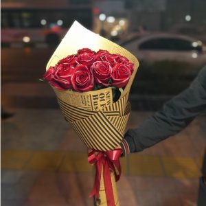 دسته گل رز کلاس a با کاغذ کادو 15 شاخه