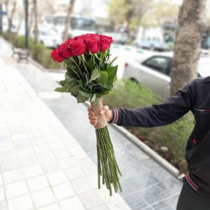 دسته گل 15 شاخه تزئین کنف کد 110