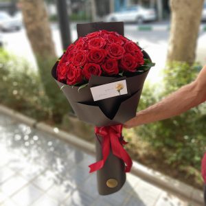 دسته گل رز 30شاخه کلاس C تزئین کاغذ کد 108