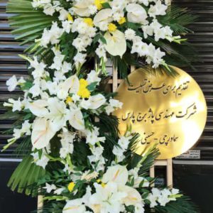 تاج گل ترحیمی سه طبقه کوچکتر رندوم کیفیت B همراه با پلکسی طلایی