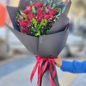 دسته گل ترکیبی رز و داودی قرمز _تزئین کاغذ مشکی_کد 133